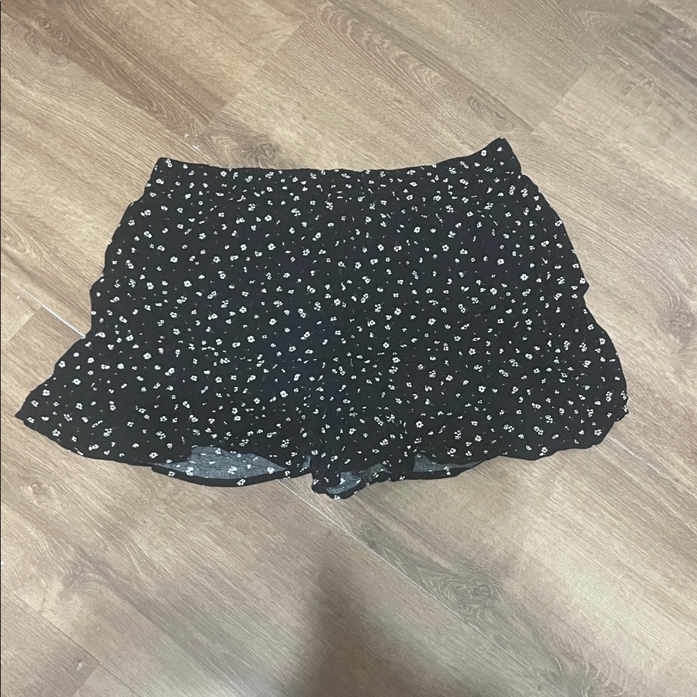 SO Women's Black Floral Shorts - Picture 3 of 3